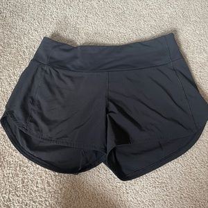 Lululemon mid-rise Speed up short 4”